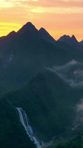 贵州大山中的瀑布天际线视频