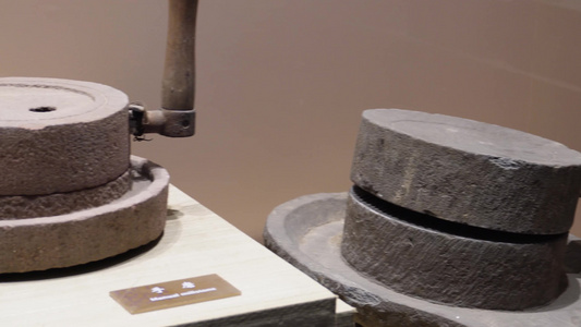 博物馆古代石磨磨盘演变视频