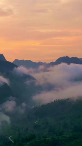 贵州大山中的瀑布天际线视频