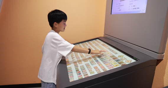 中国小男孩在博物馆参观学习视频
