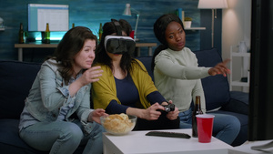 正在经历虚拟现实的非洲妇女与Vr头盔玩电子游戏游戏15秒视频