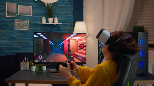 妇女用虚拟现实头盔在网上玩网络游戏时视频