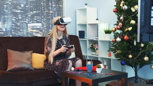 戴着虚拟现实眼镜玩游戏的女人21秒视频