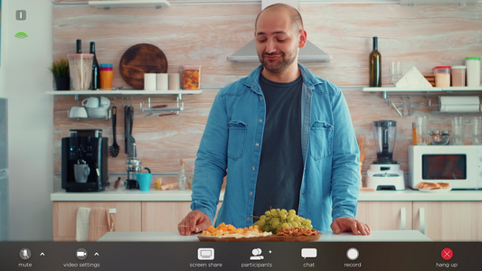 男人在厨房的视频通话中聊天视频
