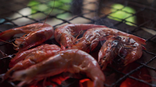 虾在传统的炉子上烤味道鲜美的泰式海鲜菜单泰国街头美食视频