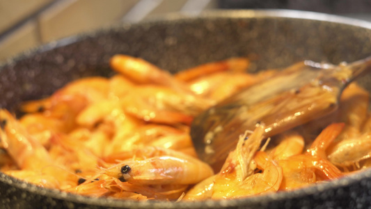 美味多汁和开胃虾在厨房密闭的锅炉里煮熟视频