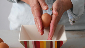 女人拿着一个煮熟的鸡蛋24秒视频
