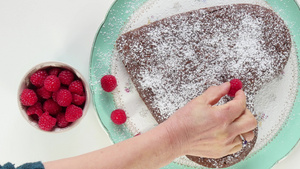 巧克力蛋糕用草莓烤饼制成的心形14秒视频