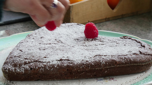 以草莓制成的巧克力蛋糕13秒视频