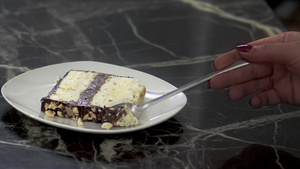 吃新鲜巧克力香草蛋糕28秒视频
