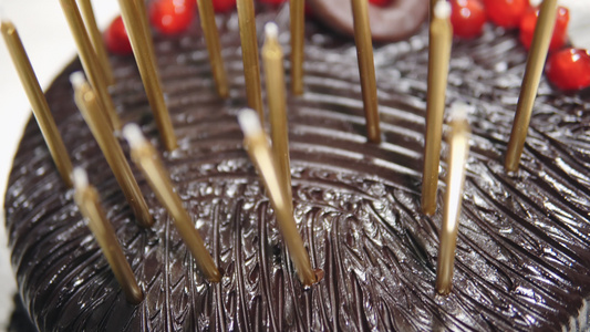 巧克力蛋糕上快乐的生日蜡烛视频