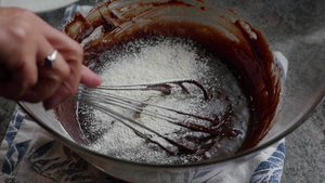 制作巧克力蛋糕31秒视频