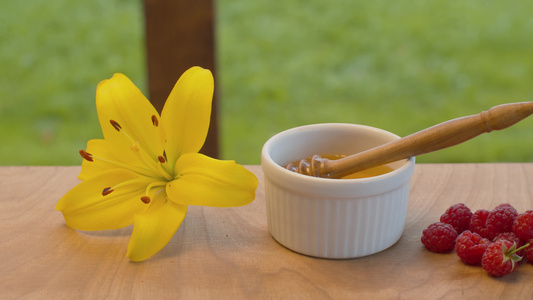 蜂蜜汤匙加蜂蜜视频