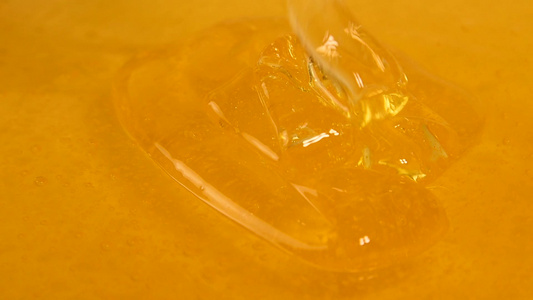 紧紧地倒在碗里的新鲜液体蜂蜜中视频
