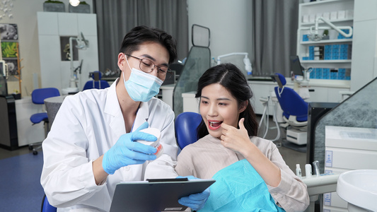 牙科青年男医生为患者讲解牙病预防[选股]视频