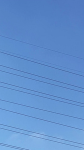 城市蓝天白云天空下能源电力环保高压线民生服务素材电力素材视频