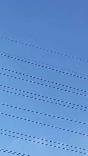 城市蓝天白云天空下能源电力环保高压线民生服务素材电力素材55秒视频