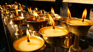 在寺庙里烧着蜡烛看见金光闪亮的碗子13秒视频