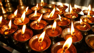 在寺庙里烧着蜡烛看见金光闪亮的碗子还有燃烧的油蜡来14秒视频