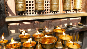 在寺庙里烧着蜡烛看见金光闪亮的碗子还有燃烧的油蜡来9秒视频