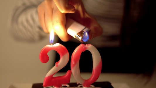 20个生日蜡烛放在蛋糕上电影Dof视频
