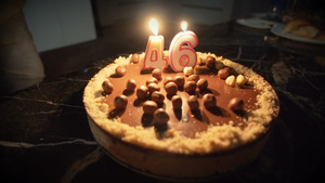 在蛋糕上点燃蜡烛46岁男子生日家庭欢庆活动7秒视频
