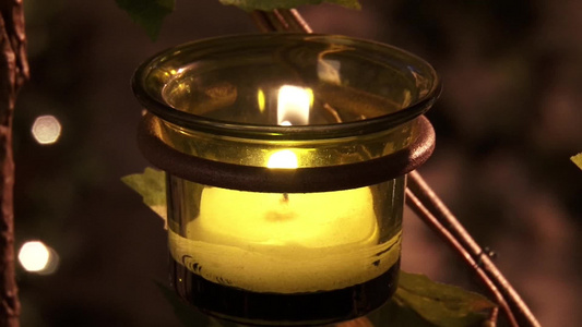 在寺庙的绿碗里点燃了蜡烛慢慢烧焦视频