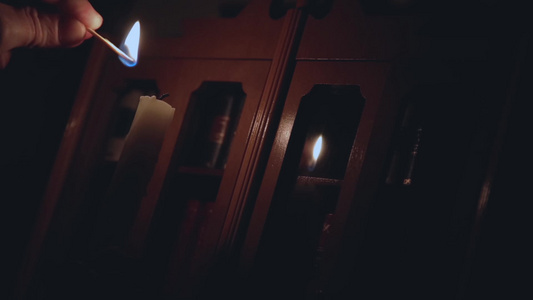 男人在黑暗中手牵手点亮和旧蜡烛根的火柴视频