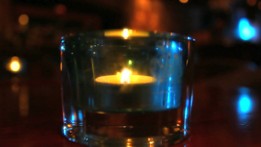 餐厅之夜用蜡烛在玻璃中视频