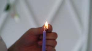 点紫色蜡烛15秒视频