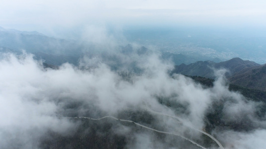 山区山路云海航拍视频