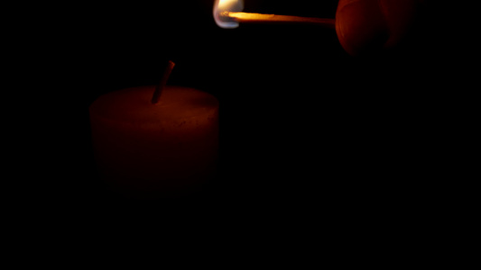 黑色背景的照明蜡烛视频