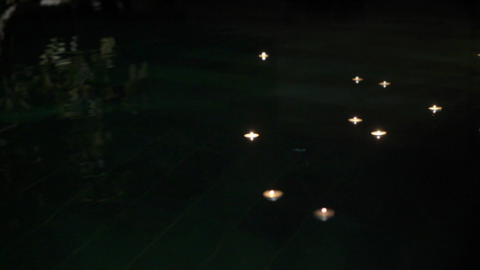 蜡烛在游泳池中游泳视频