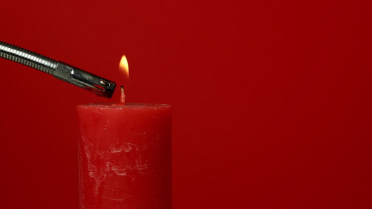 关闭生动的红色蜡烛颤抖的火焰视频