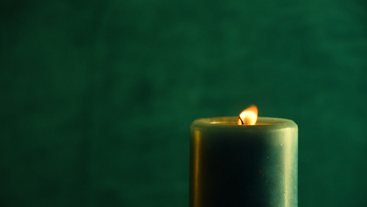 尖蜡烛从绿绿的火焰中颤抖然后吹灭视频