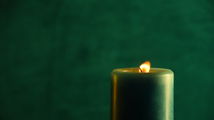 尖蜡烛从绿绿的火焰中颤抖然后吹灭22秒视频