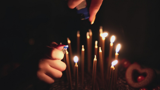 为派对和庆祝活动在孩子生日蛋糕上点燃蜡烛校对Portnoy视频