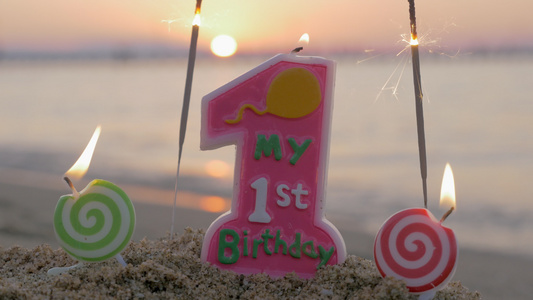 海滩上的一岁生日蜡烛在沙滩上视频