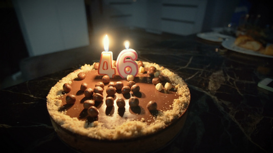 生日蜡烛烧在生日蛋糕上46号底片模糊视频