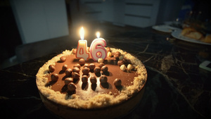 生日蜡烛烧在生日蛋糕上13秒视频