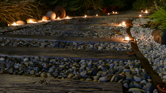 夜间花园中走道旁的蜡烛视频