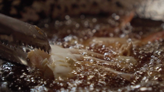 蟹肉在锅里被炸成一锅煮油海鲜菜菜单是开胃菜不健康有视频