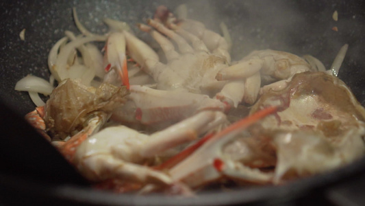 蟹肉和蔬菜一起在锅上煎吃开胃菜的海鲜菜单泰国街头食品视频