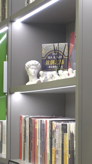 老人书店看书建筑内部19秒视频