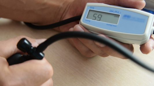 测量家中血压的男子视频