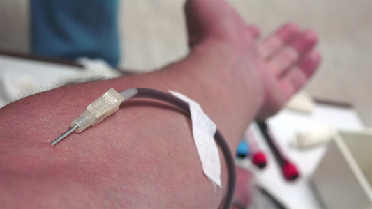 捐血输血关紧一个商人的右臂在医院里验血医疗保健和慈善视频