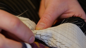 缝制缝纫板缝合一件夹克衣和薄膜下层使其更加坚固并保持43秒视频