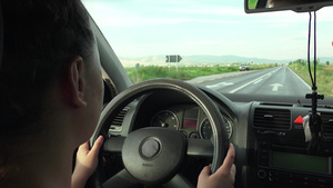 有吸引力的青少年驾驶员在后视镜中看面部反射在内镜中26秒视频