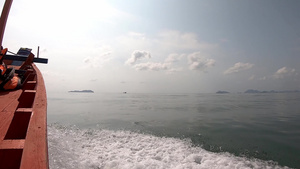 一艘渔船在海中行驶13秒视频