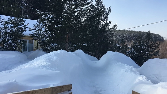 冬季在娱乐中心滑雪的木制积雪滑板上视频